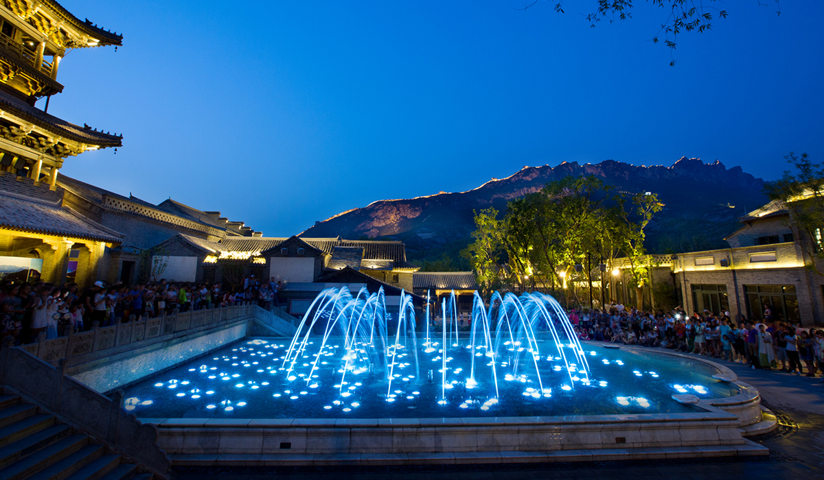 4d水秀剧场由中科水景全球首创,主要由3d灯光秀和精致水秀表演组成