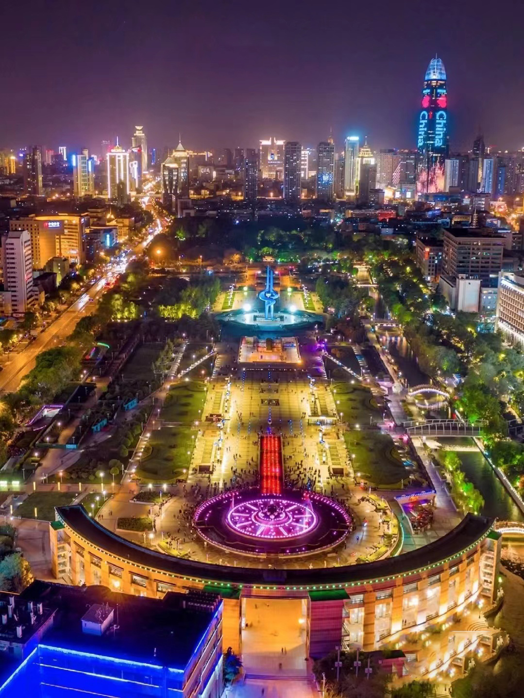 泉城广场音乐喷泉蔚为壮观荷花音乐喷泉寓意泉育荷